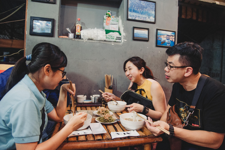 Saigon : Visite privée des ruelles à pied avec plus de 10 dégustationsSaigon : Visite à pied de la cuisine de rue avec un étudiant local