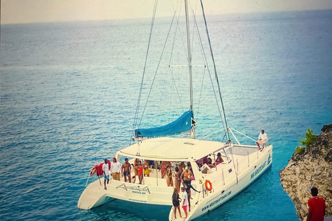 Montego Bay: Reggae Catamaran Cruise with Snorkeling