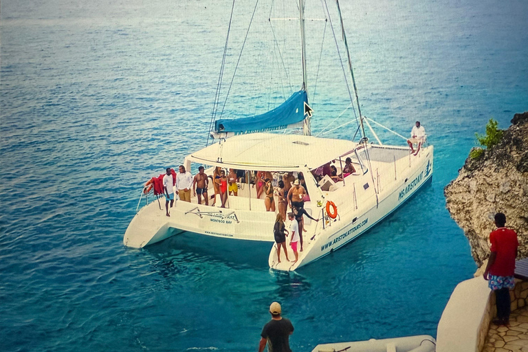 Montego Bay: Reggae Catamaran Cruise with Snorkeling