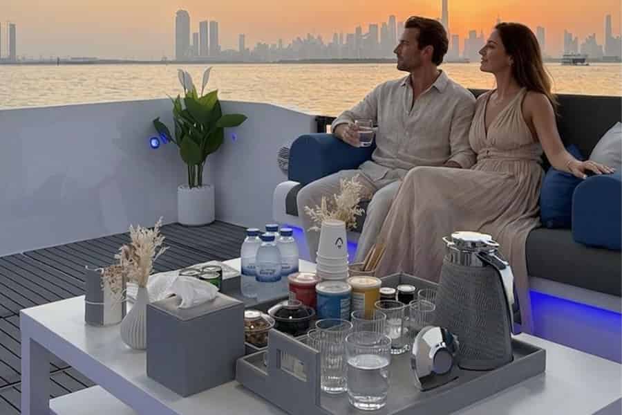 Khor-Dubai-Hafen: Privates Majlis-Bootserlebnis – 7 Personen. Foto: GetYourGuide Khor-Dubai-Hafen: Privates Majlis-Bootserlebnis – 7 Personen. Foto: GetYourGuide