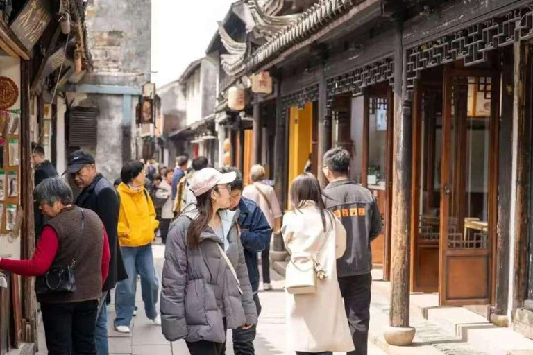 Shanghai: Zhouzhuang & Luzhi Water Town Tour with Boat Ride
