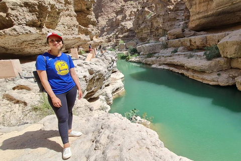 Da Muscat: Avventura a Wadi Shab, Sinkhole e Spiaggia delle Pinne