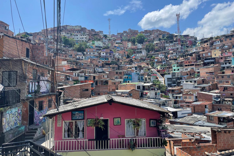 MEDELLÍN: COMUNA 13/GRAFFITI, CABLECAR & EXOTIC FRUIT MARKET