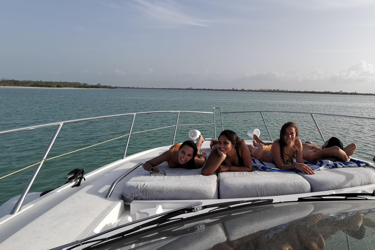 Cancun: Luxury Sunseeker 50 Yacht Charter to Isla Mujeres