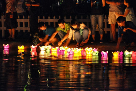 Hoi An: Nächtliche Bootsfahrt und Freilassen der Laterne am Hoai-Fluss