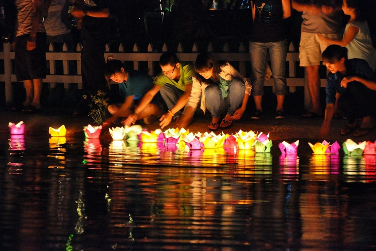 Hoi An: Passeio noturno de barco e lançamento de lanternas no rio Hoai