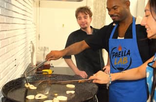 Madrid: Meisterkurs für Meeresfrüchte-Paella in der Nähe von Sol mit Getränken