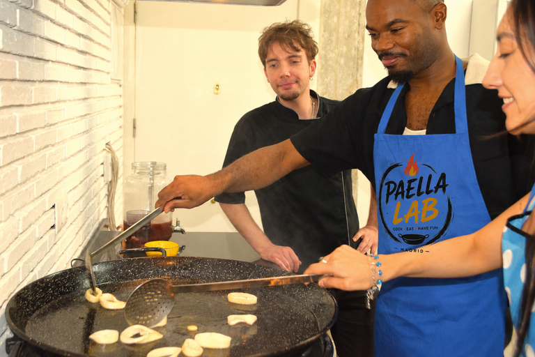 Madrid: Seafood Paella Masterclass Near Sol with Drinks Included