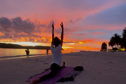 لانكاوي: اليوغا الساحرة على شاطئ الغروب على شاطئ سينانج