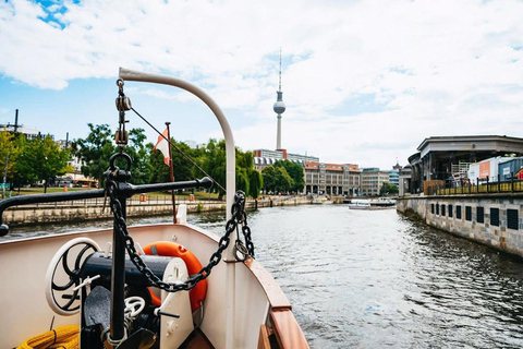 Berlin: 1h Boutiquestyle-Cruise on the Historic Hemingway 75-minute Sundown Aperitif Tour