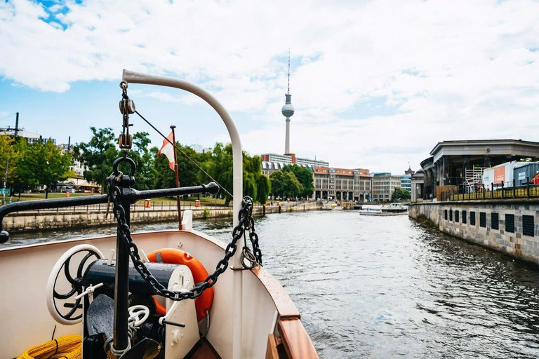 Berlin: 1h Boutiquestyle-Cruise on the Historic Hemingway 75-minute Sundown Aperitif Tour