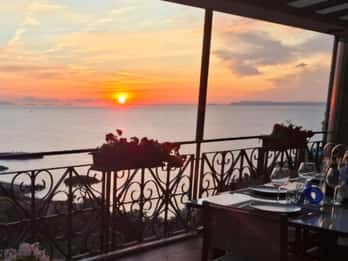 Storia e degustazione della cucina napoletana sulla terrazza sul mare.