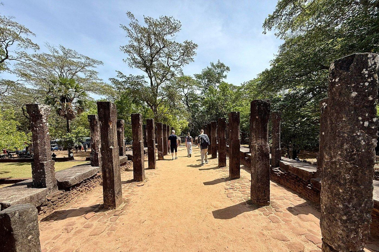 Sigiriya: UNESCO Polonnaruwa & Ancient Lake Heritage Tour
