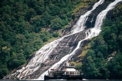 Geiranger: Sightseeing-Bootsfahrt durch Fjorde und zu Wasserfällen (75 Minuten bzw. 2 Stunden)