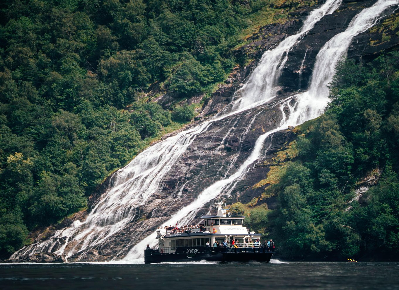 Geiranger: Sightseeingkrydstogt i fjorden og til vandfaldene på 75 minutter og 2 timer