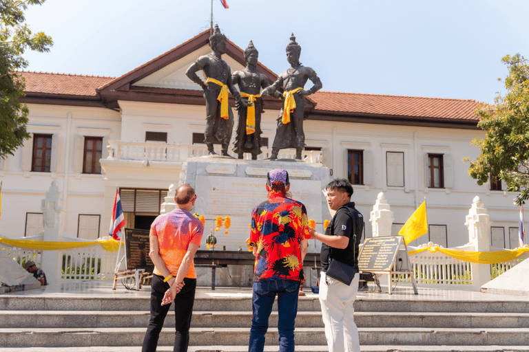 Chiang Mai: Evening Sightseeing and Local Food Guided Tour Group Tour