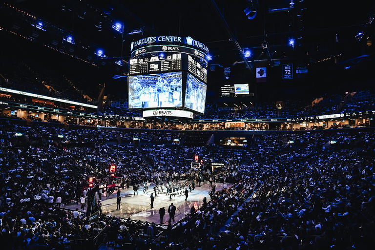 NYC: Brooklyn Buurten en Nets Game Tour met ticketBrooklyn Tour en Nets Game Ticket - 200 Level Zitplaatsen