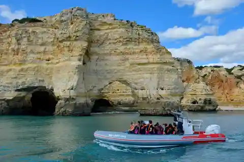 Da Albufeira: Grotte di Benagil e tour in barca della costa dell'Algarve