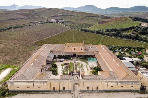 Tour storico del Baglio Florio Adamo con degustazione di vini