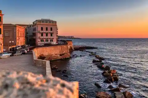 Syracuse: sunset tour and fresh seafood aperitif