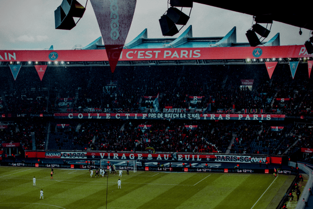 Parigi: guarda il Paris Saint Germain con un tifoso del posto