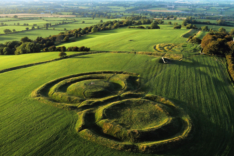 مقبرة نيوجرانج ممر نيوجرانج والمواقع الأيرلندية القديمة.