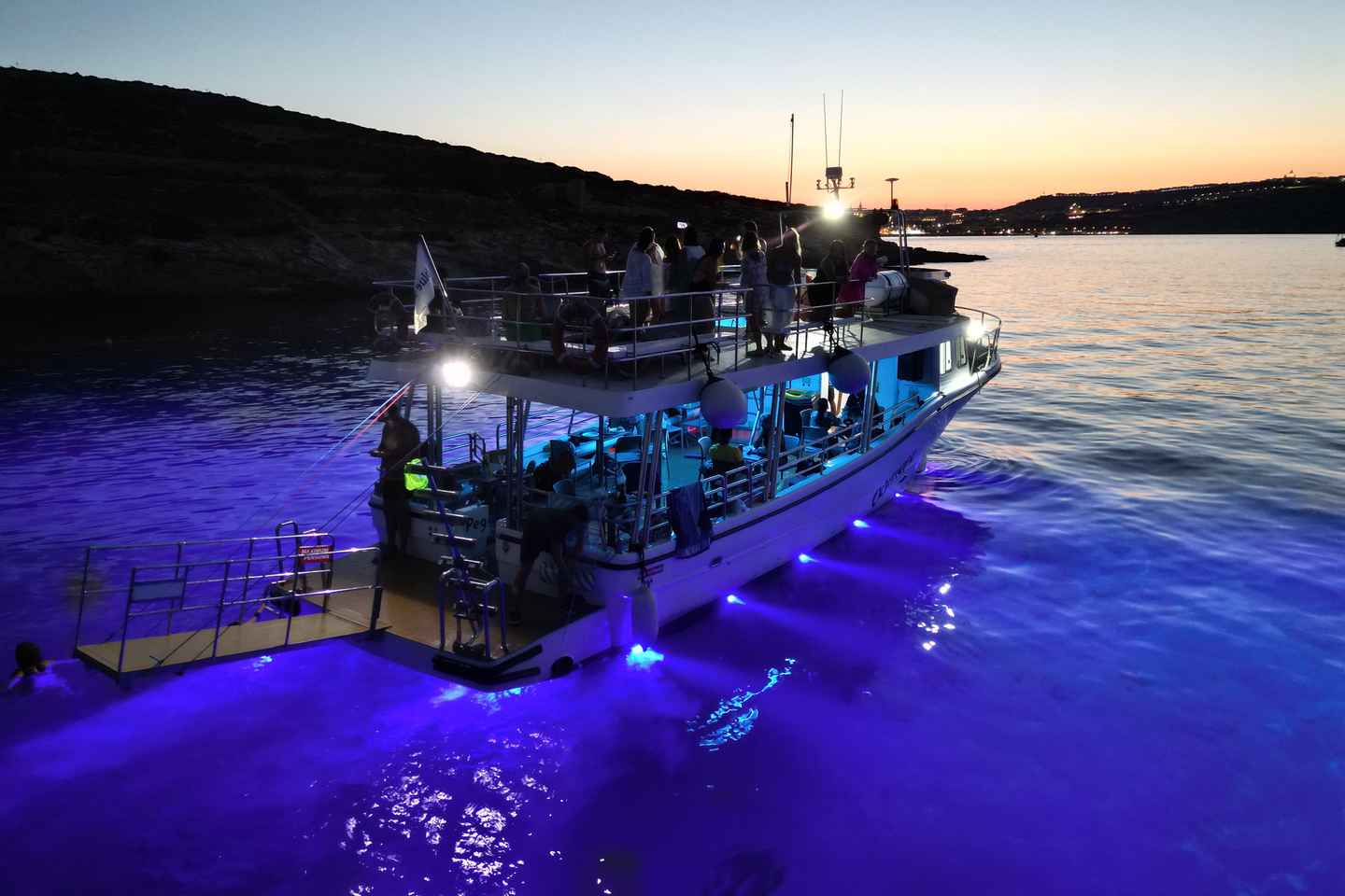 梅利哈：双湾之夜游船，畅游蓝色泻湖