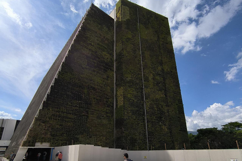 Medellín Through Time – City Sightseeing Tour | Subway, Metrocable, and Historic Center