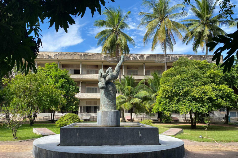 Traslado al aeropuerto con los Campos de la Muerte y el Museo de Toul Sleng