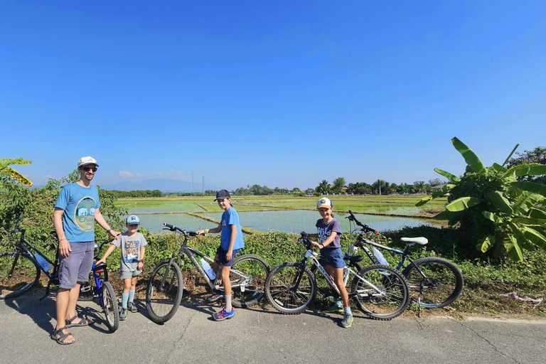 جولة شيانغ ماي بالدراجة: في ريف لانا مع مرشدرحلة ركوب الدراجات المشتركة لاستكشاف ريف لانا