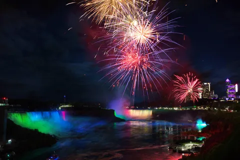 Toronto naar Niagara watervallen: Avondtour met rondvaart & lichtjes