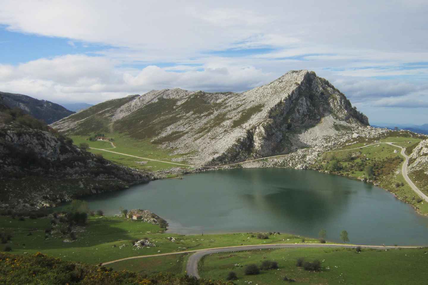Lakes of Covadonga and Sanctuary of Covadonga: Guided and interpreted tour