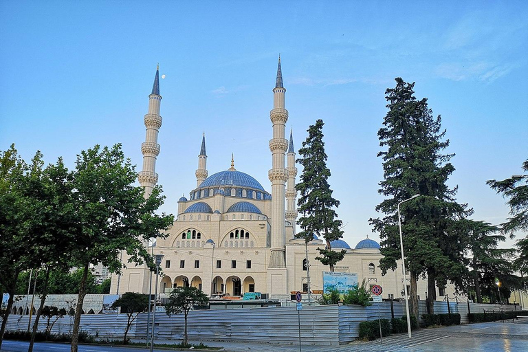 Tirana: 2 horas de passeio turístico guiado pelos tesouros escondidosEspanhol: Tour guiado de 2 horas pelos tesouros escondidos de Tirana