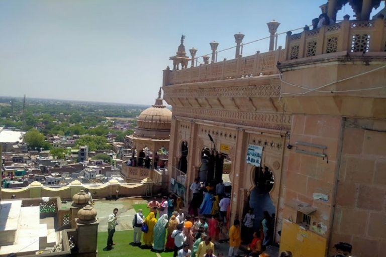 Vanuit Delhi: Taj Mahal-tour met sightseeing in Mathura CityTour met comfortabele A / C-auto en lokale gids