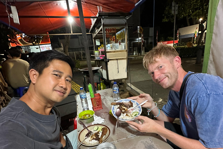 Jakarta: avondwandeltour met snacks en dinerJakarta: nachtelijke wandeltour met snacks en diner