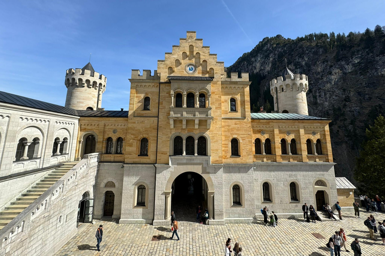 Füssen: Ticket de entrada sin colas al Castillo de Neuschwanstein con audioCastillo de Neuschwanstein: Recogida del ticket de entrada sin colas 09:30