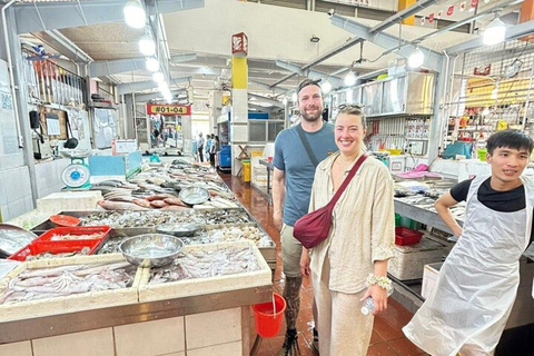 Chinatown Food Tour, River Cruise &amp; 2 top-visit Light Shows