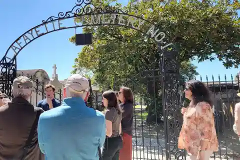 New Orleans: Garden District Guided Walking Tour