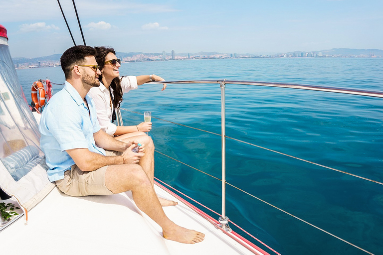 Barcelona: Catamaran cruise overdag of bij zonsondergang met drankjeZonsondergang: boottocht op een catamaran met een kleine groep