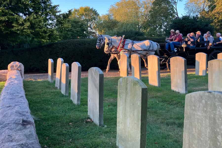Pferdekutschen-Tour über den Newport's Island Cemetery. Foto: GetYourGuide