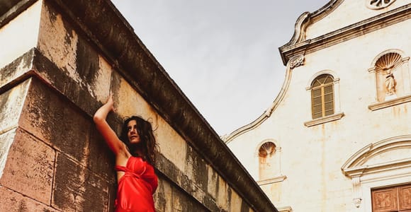 Brač: Fotoshooting mit fliegendem Kleid und Blick auf die Insel