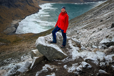 Reine: Winter Snowshoe Hike to Ryten – With Local Guide