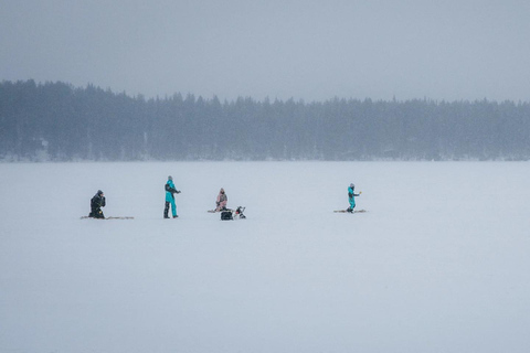 Pyhä: Eisfischen auf dem zugefrorenen SeePyhä: Eisfischen auf dem gefrorenen See