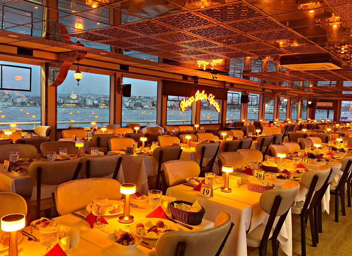 Istanbul: Bosporus-middagscruise og show med privat bord