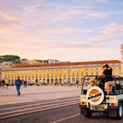 TOUR DIARIO POR LISBOA en un Jeep Vintage con degustación de comida y bebida.