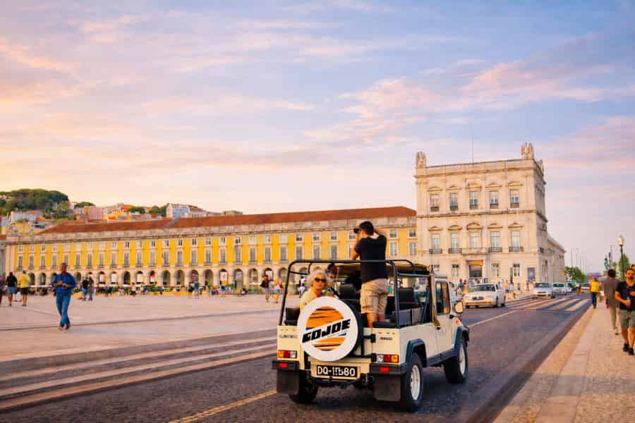 Privétour door Lissabon in een vintage Jeep met proeverijen van ETEN en DRINKEN