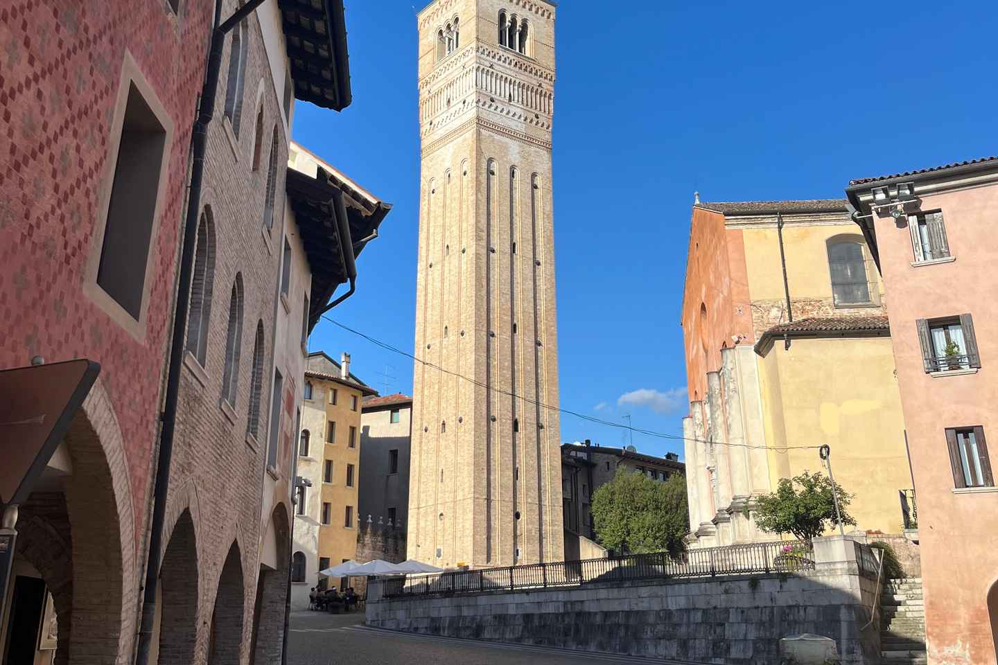 Pordenone: Tour a Piedi di 2 Ore con Guida Locale
