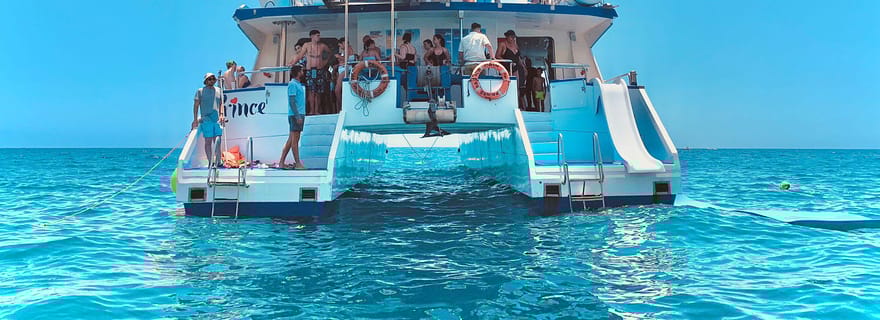 Depuis Porto Rico : Excursion en bateau le long de la côte avec nourriture et boissons