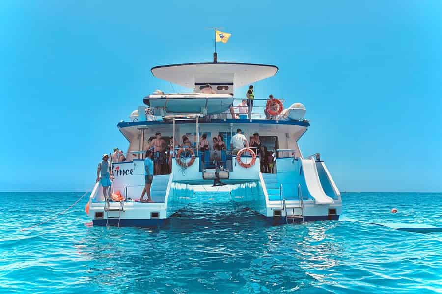 Von Puerto Rico aus: Bootsfahrt entlang der Küste mit Essen & Getränken. Foto: GetYourGuide