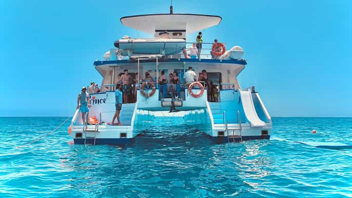 Desde Puerto Rico: Paseo en barco por la costa con comida y bebida